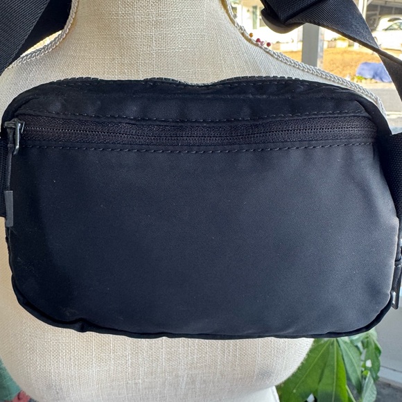 Lululemon Everywhere Belt Bag Balck - Picture 8 of 11